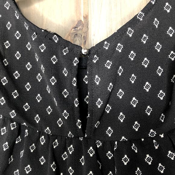 Have Aztec black print Keyhole back cold shoulder Top Size Medium - Picture 7 of 9